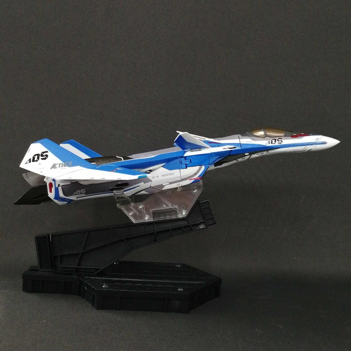 BANDAI DX Chogokin Macross VF-31J Siegfried (Hayate Immelmann's Unit)