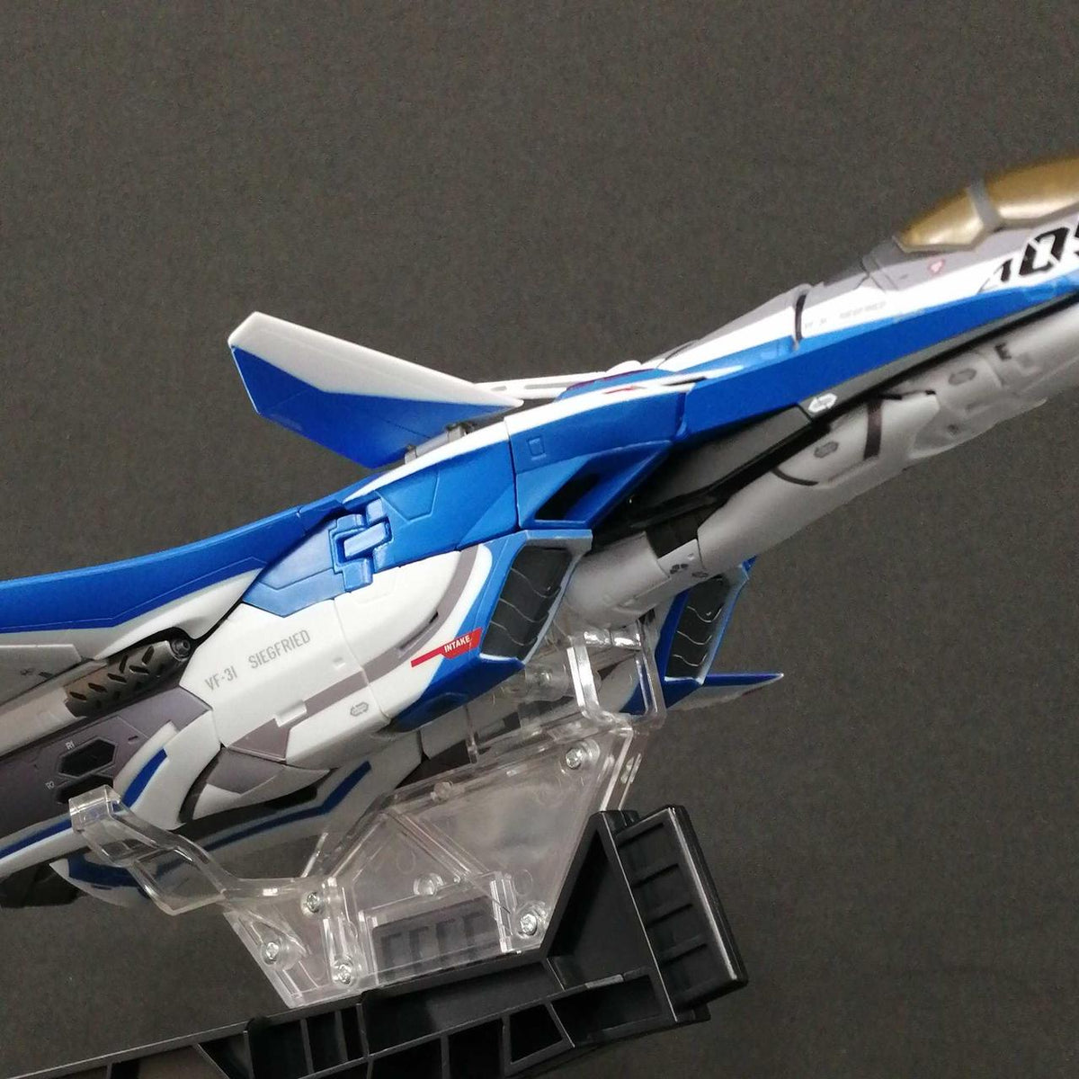 BANDAI DX Chogokin Macross VF-31J Siegfried (Hayate Immelmann's Unit)