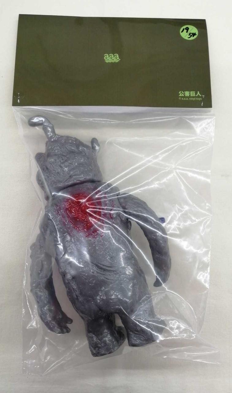 A.A.A. VUNYLTOYS Sofubi Pollution Giant - A.A.A. VUNYLTOYS Banzai Hobby