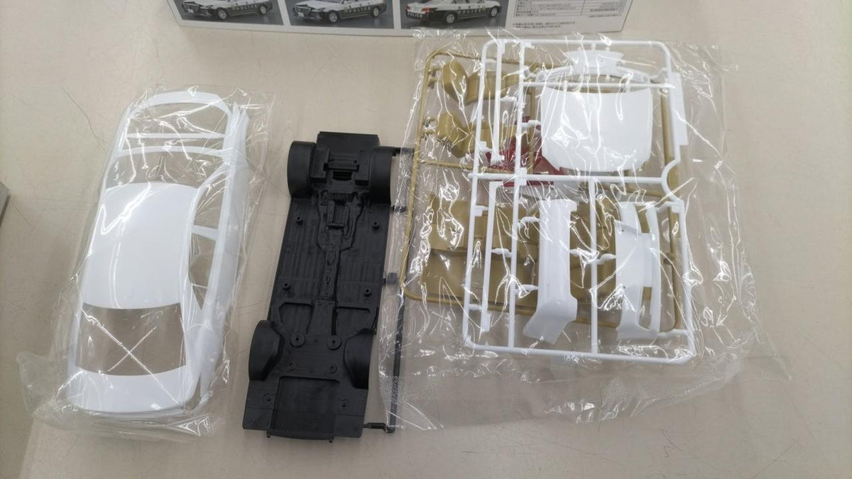 Aoshima Bunka Kyozai Co., Ltd. Plastic Model CROWN PATROLCAR - Banzai Thrifting | BanzaiHobby