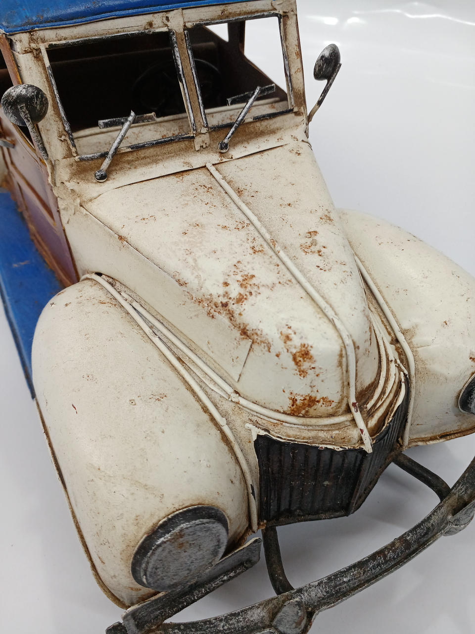 unclear Tin Car Retro Classic Car - Banzai Thrifting | BanzaiHobby