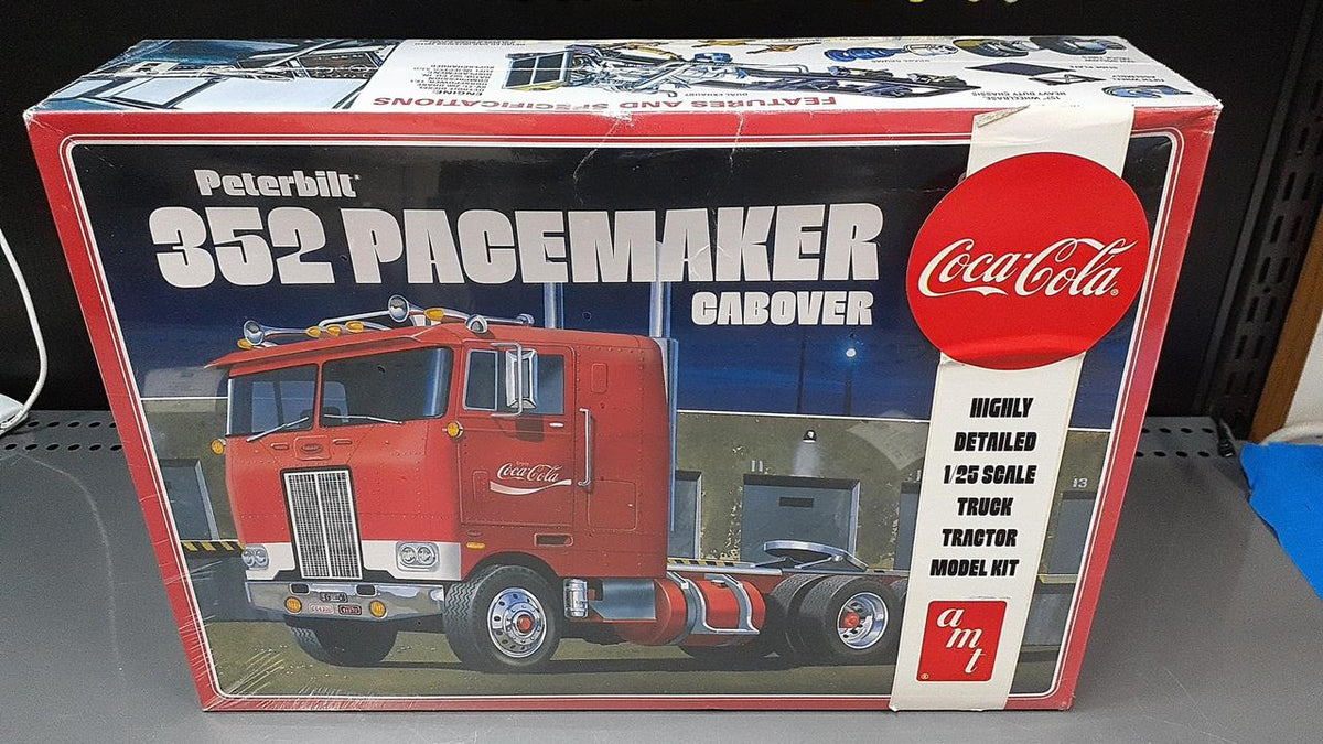 AMT Plastic Model 1/25 Coca-Cola Peterbilt 352 Pacemaker - Banzai Thrifting | BanzaiHobby