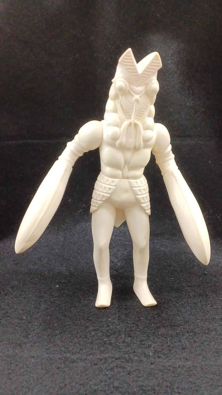 BANDAI Soft Vinyl Baltan Alien White - BANDAI Banzai Hobby