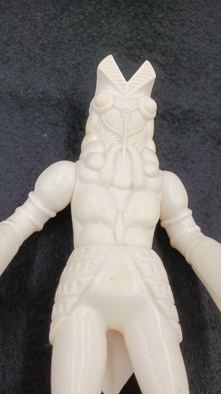 BANDAI Soft Vinyl Baltan Alien White - BANDAI Banzai Hobby