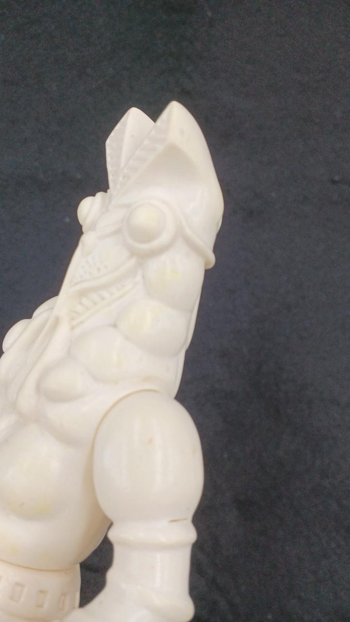 BANDAI Soft Vinyl Baltan Alien White - BANDAI Banzai Hobby