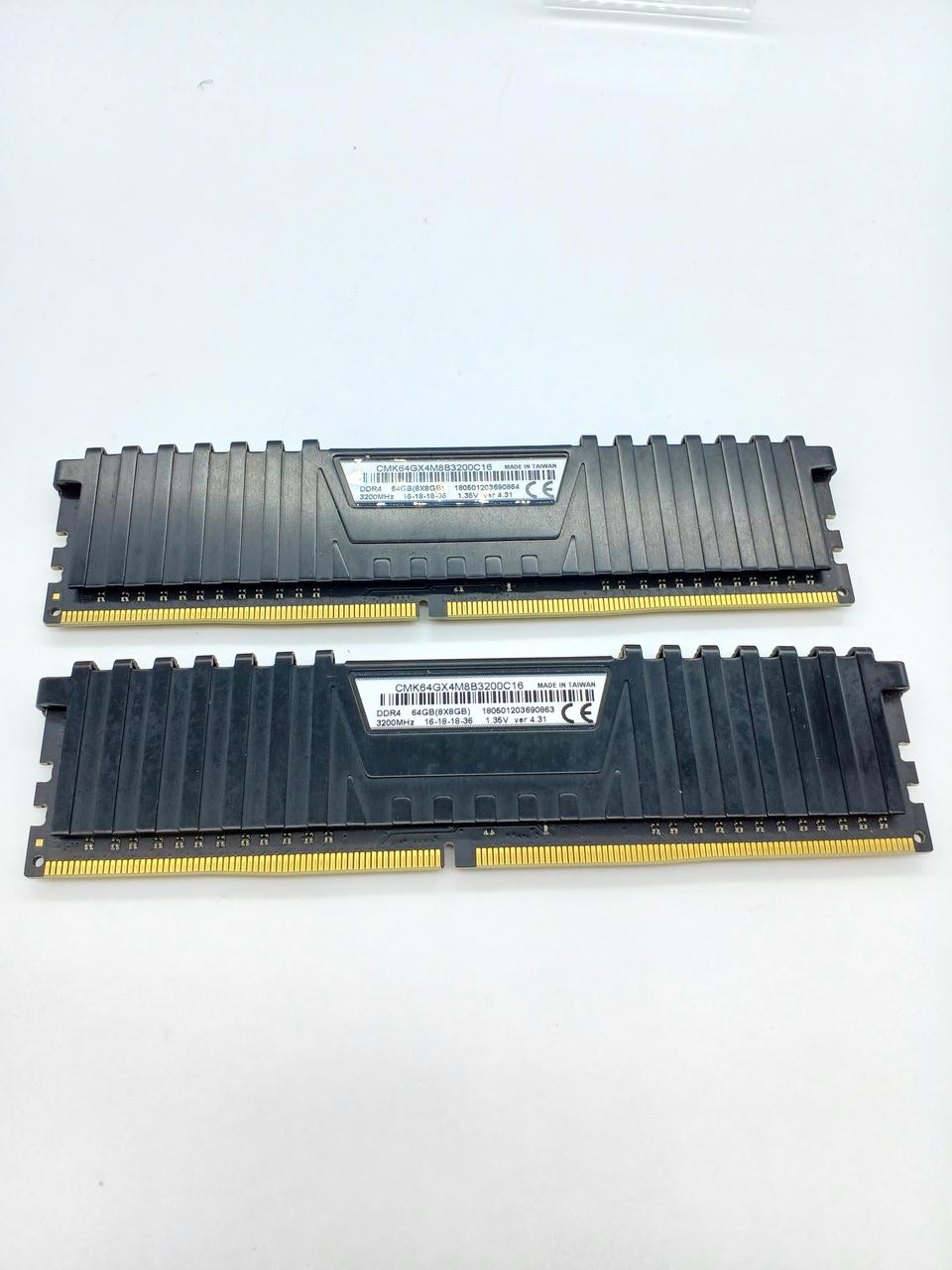 CORSAIR Memory CMK64GX4M8B3200C16