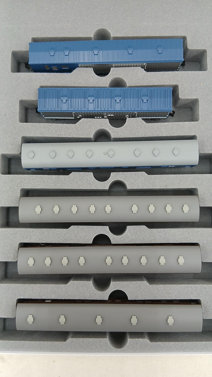 KATO Postal and Freight Train 'Tokaido/Sanyo' 6-Car Set 10-899