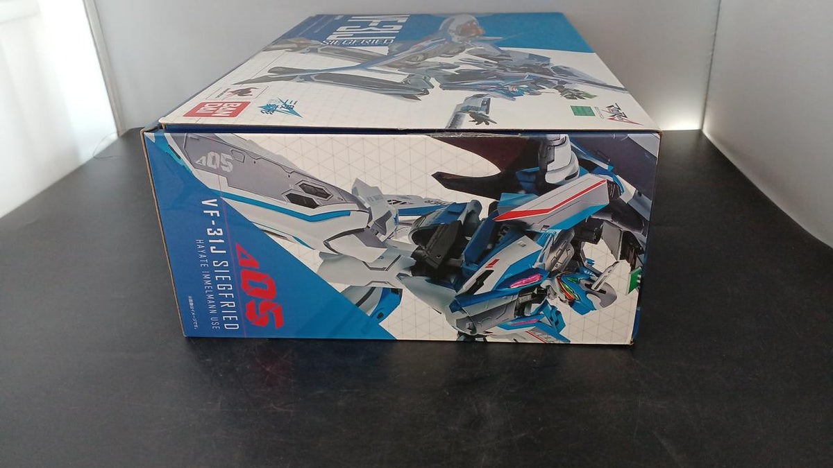 BANDAI DX Chogokin VF-31J Siegfried (Hayate Immelmann's Aircraft)