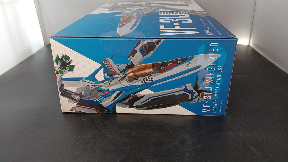 BANDAI DX Chogokin VF-31J Siegfried (Hayate Immelmann's Aircraft)