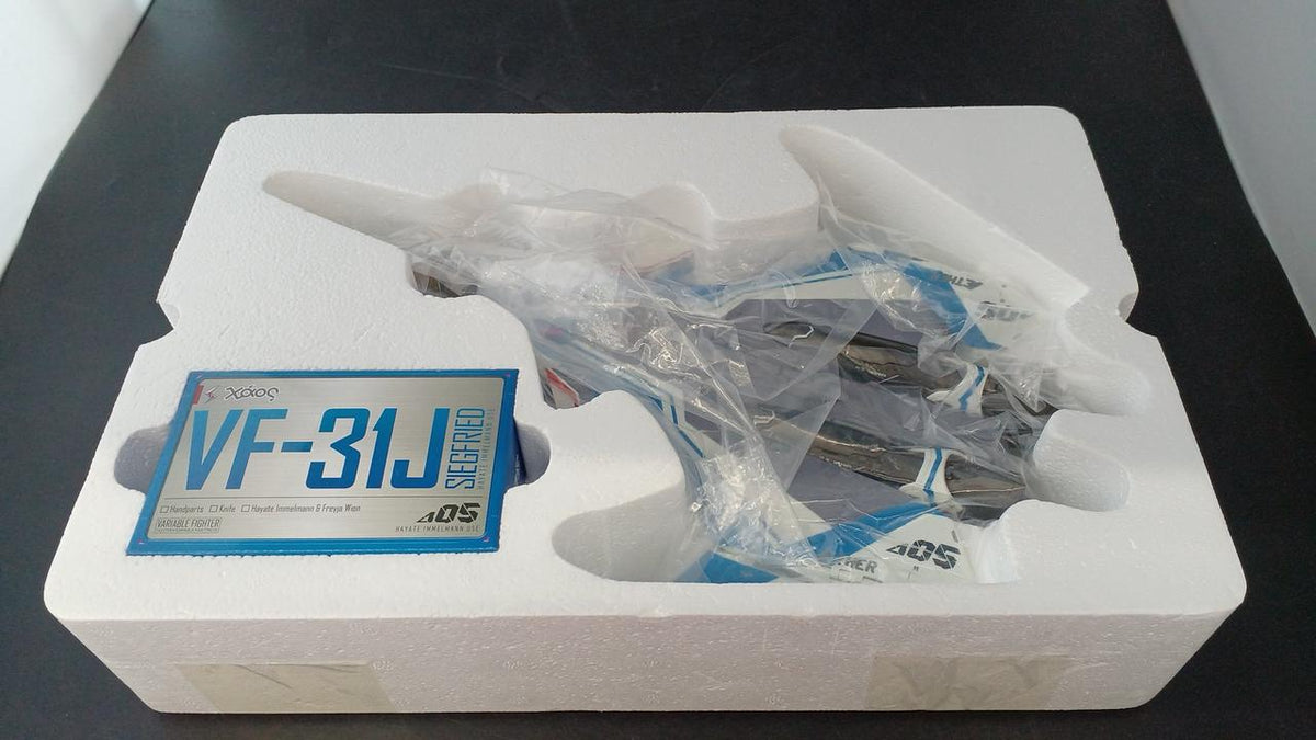 BANDAI DX Chogokin VF-31J Siegfried (Hayate Immelmann's Aircraft)