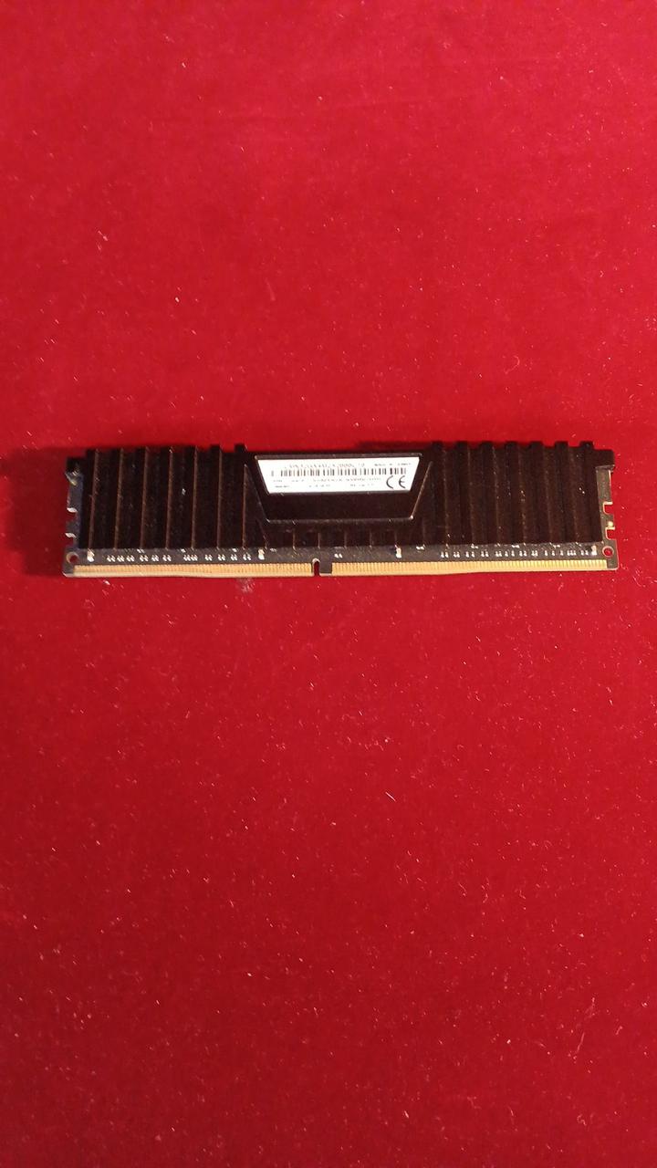 VENGEANCE Memory: 16GB CMK32GX4M2A2666C16