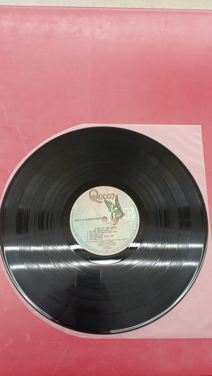 Warner Pioneer Western Music Queen / Magnificent Lace