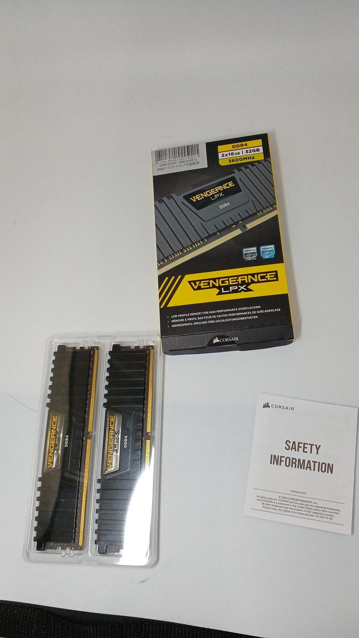 CORSAIR Memory CMK32GX4M2D3600C18