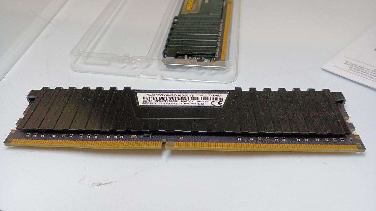 CORSAIR Memory CMK32GX4M2D3600C18