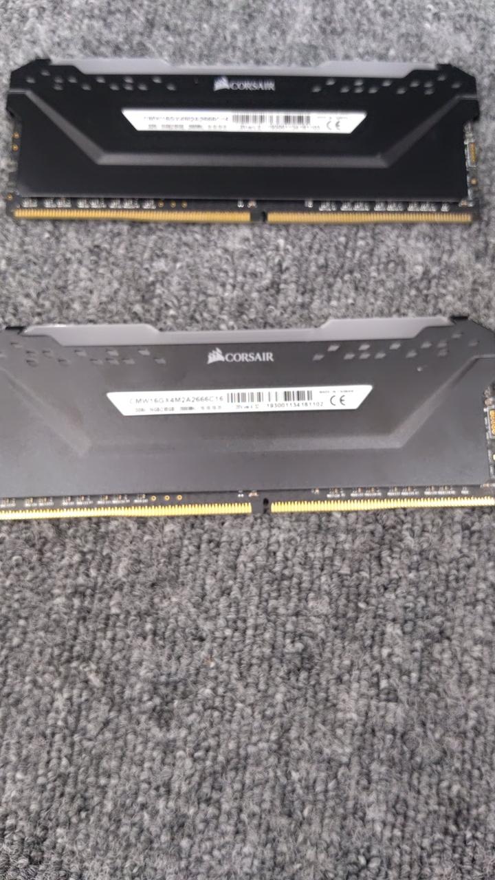CORSAIR Memory CMW16GX4M2A2666C16W