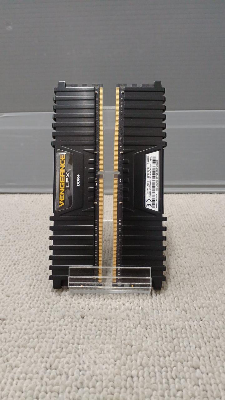 CORSAIR Memory CMK64GX4M4A2666C16