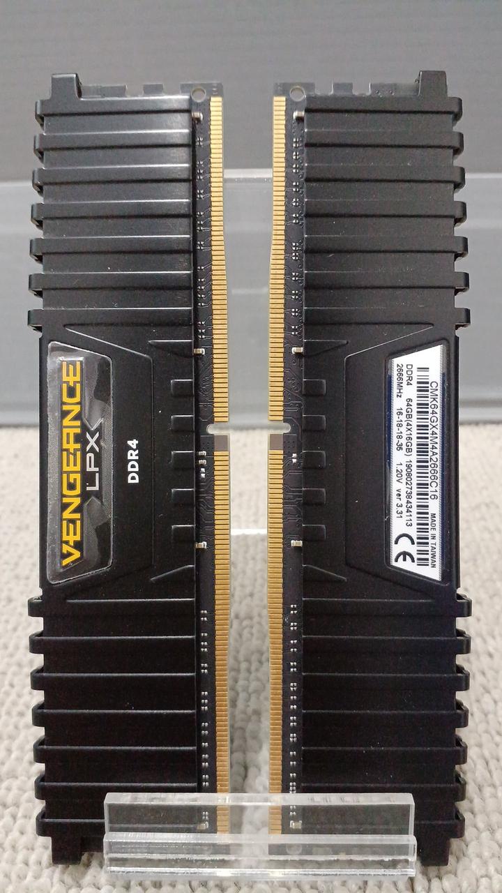 CORSAIR Memory CMK64GX4M4A2666C16