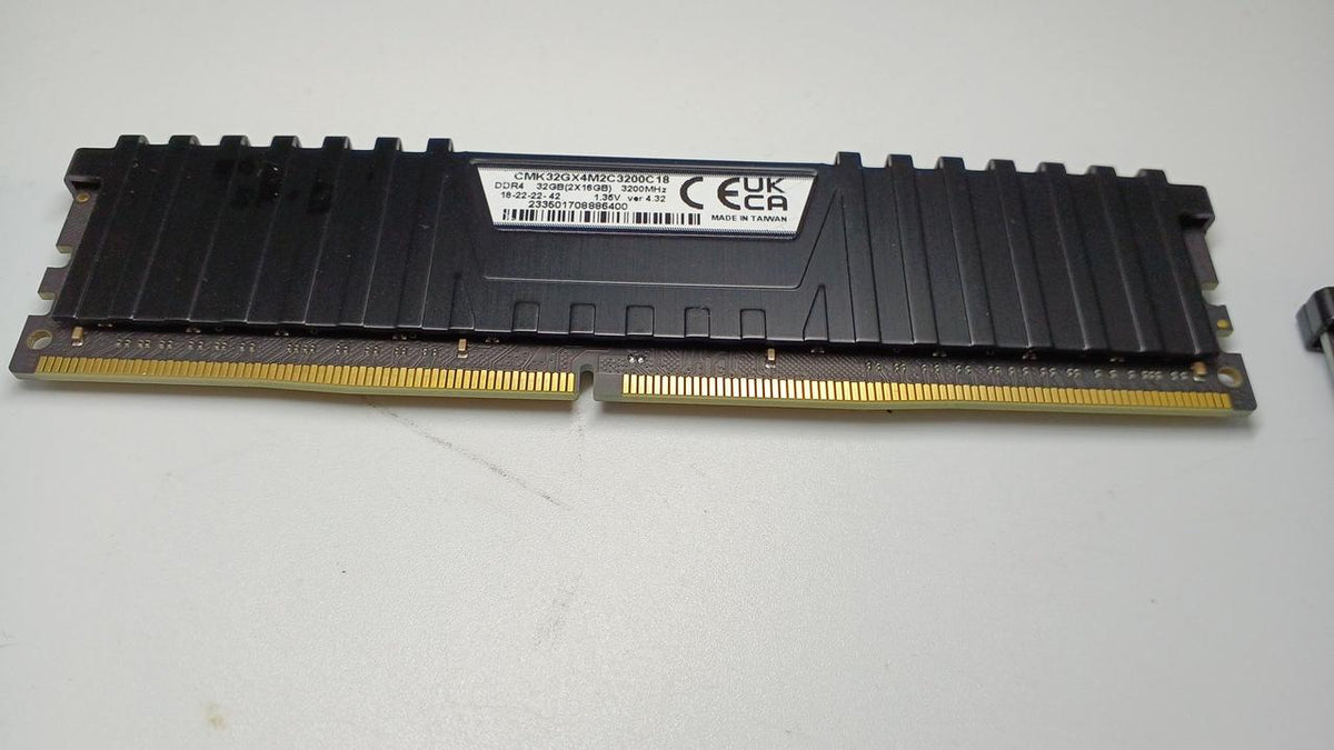 CORSAIR Memory CMK32GX4M2C3200C18