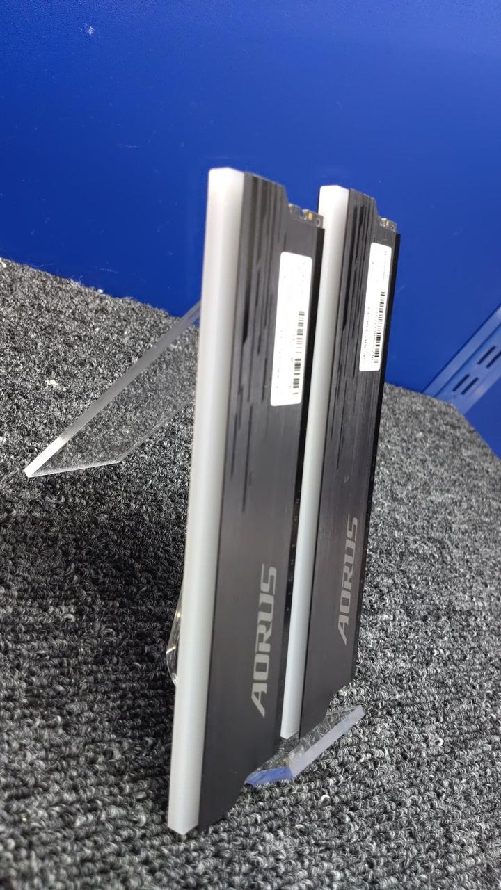 AORUS Memory: DDR4 8GB×2 GP-ARS16G33
