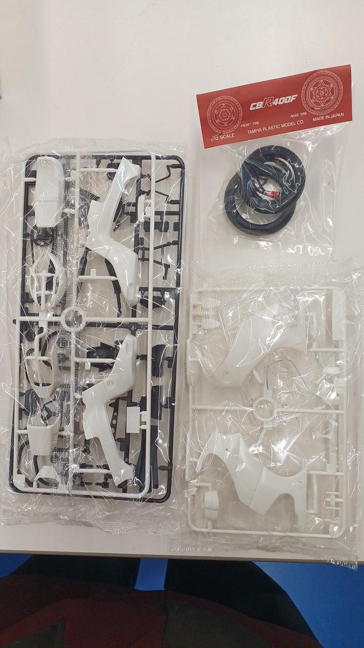 TAMIYA 1/12 Motorcycle Series NO.39 CBR400F Endurance Special Edition - Banzai Thrifting | BanzaiHobby
