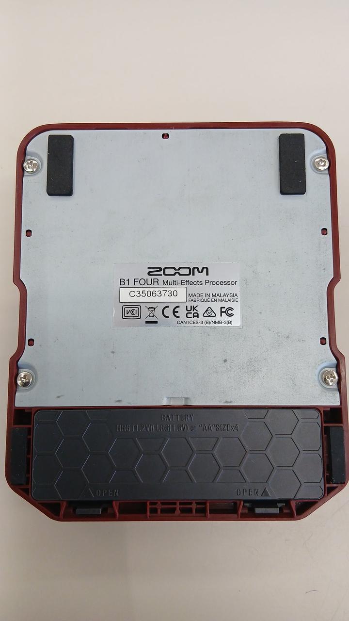 ZOOM Multi-Effects Pedal B1 FOUR