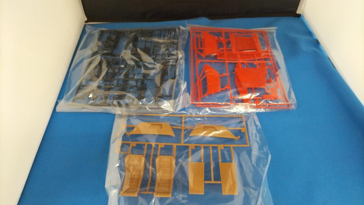 Aoshima Lamborghini Countach LP5005 1/16 Scale Plastic Model - Banzai Thrifting | BanzaiHobby