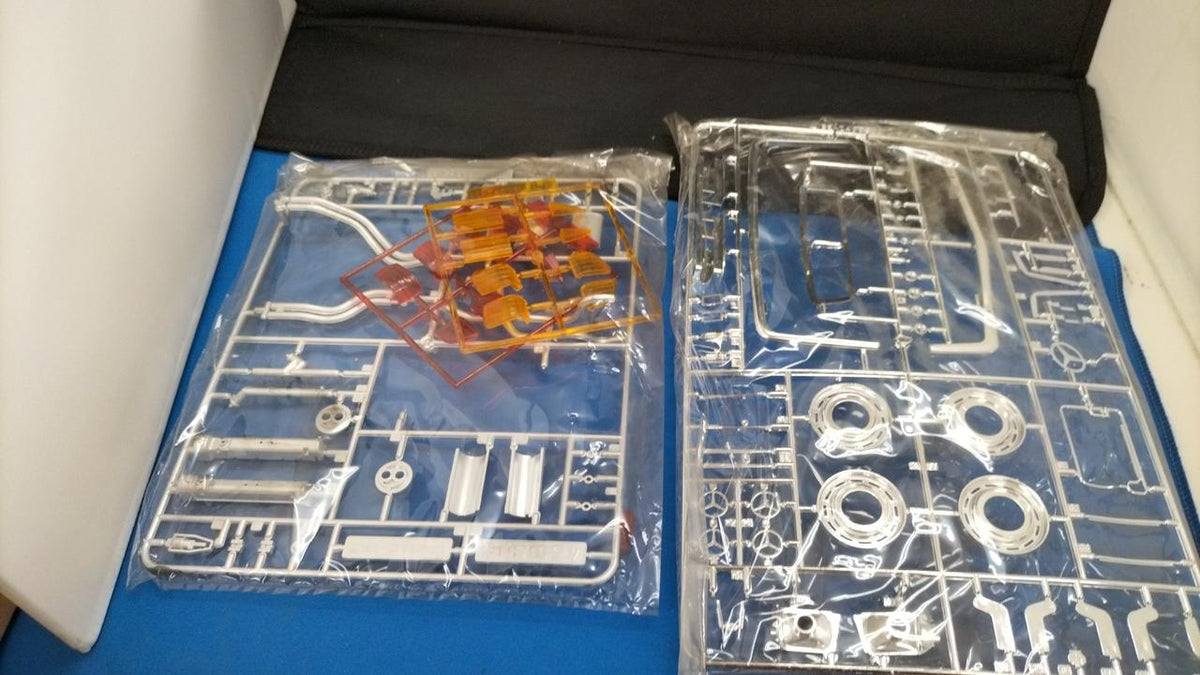 OTAKI Mercedes-Benz 450SLC Plastic Model - Banzai Thrifting | BanzaiHobby