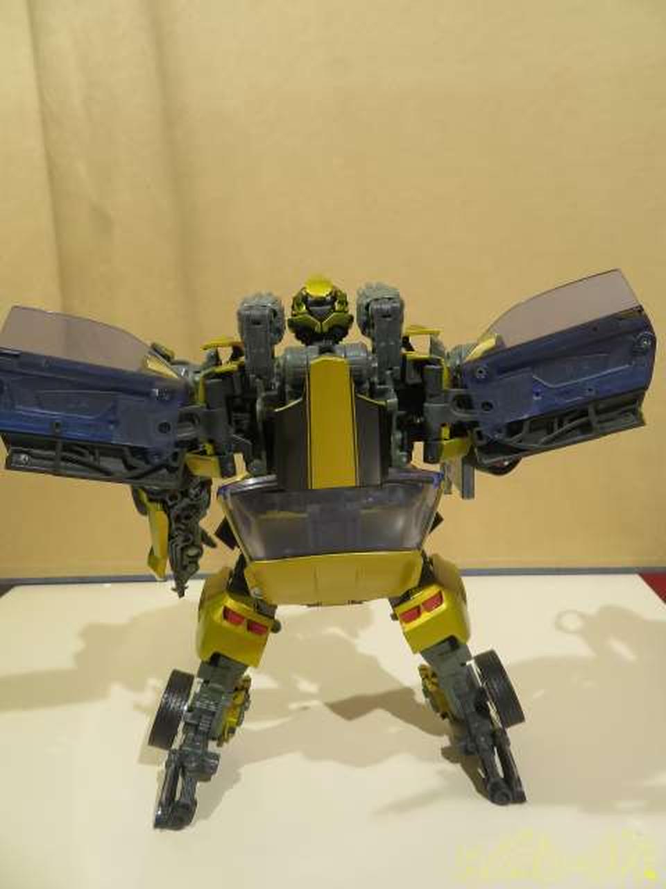 HASBRO Robot Soft Vinyl Figure Battle Ops Bumblebee Metallic Finish - HASBRO Banzai Hobby