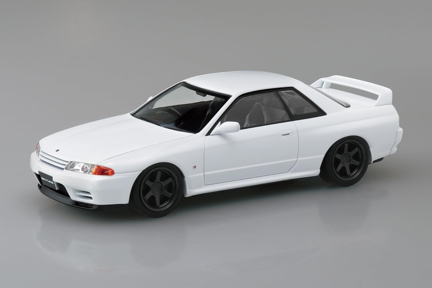 Aoshima 1/32 RakuPla Snap Kit No.14CU-CW Nissan R32 Skyline GT-R Custom Wheels (Crystal White)