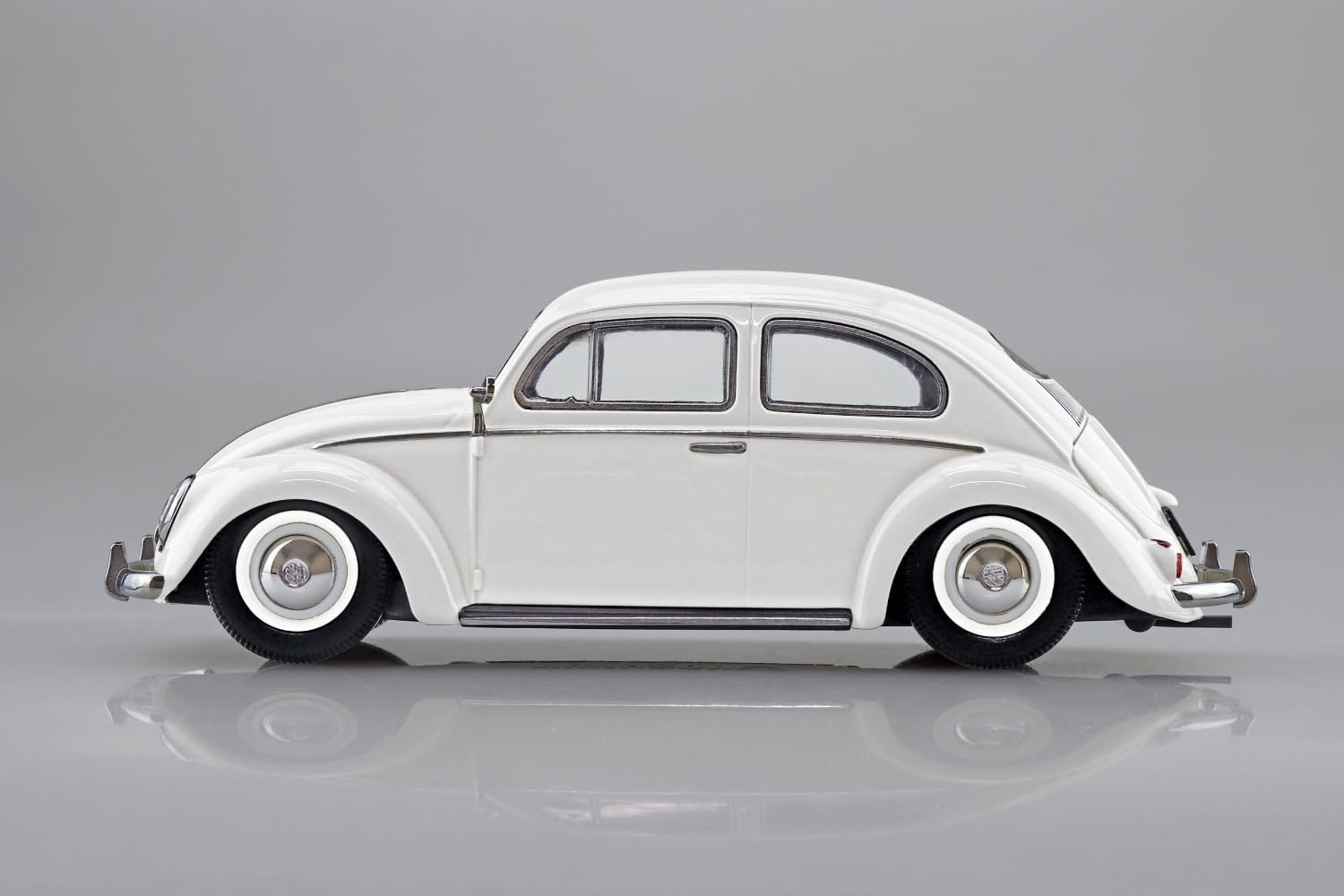 Aoshima 1/32 RakuPla Snap Kit No.20-PW Volkswagen Beetle (Pearl White) - BanzaiHobby
