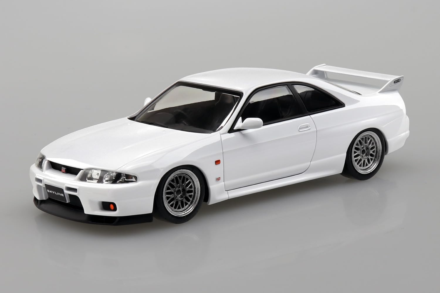 Aoshima 1/32 RakuPla Snap Kit No.21CU-WE Nissan R33 Skyline GT-R Custom Wheel (White) - BanzaiHobby