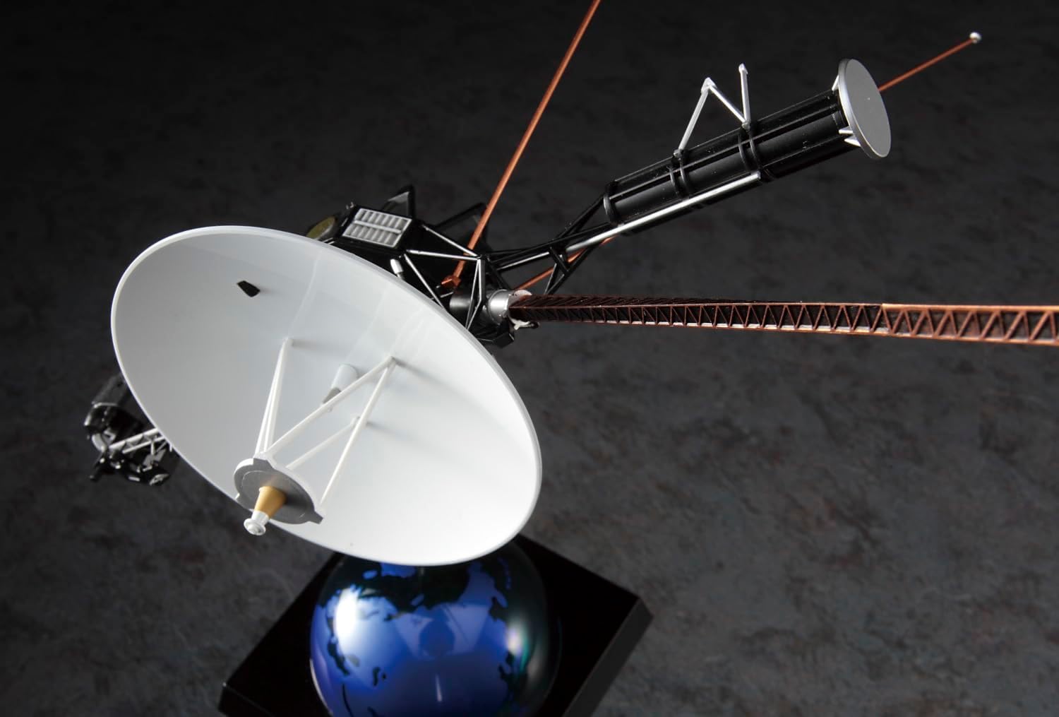Hasegawa SP635 1/48 Unmanned Space Probe Voyager with Mission Emblem Patch - BanzaiHobby
