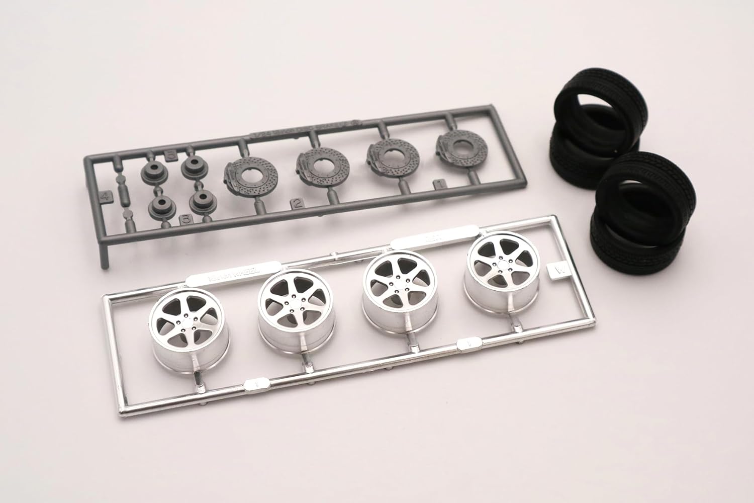 Fujimi ID328 1/24 Inch Up Series No.328 Toyota Soarer 3.0GT (18 Inch Wheels) - BanzaiHobby