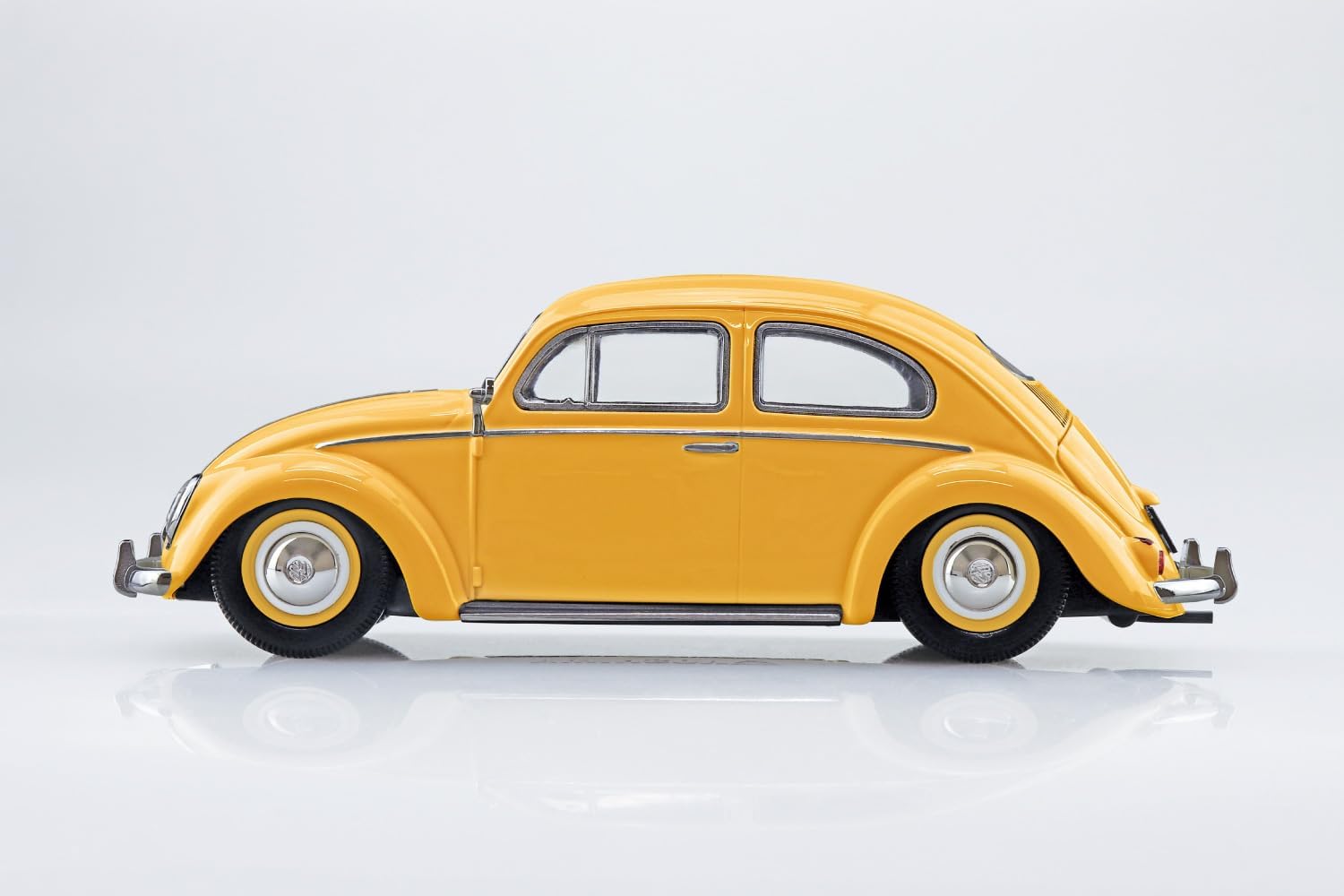 Aoshima 1/32 RakuPla Snap Kit No.20-PY Volkswagen Beetle (Postal Yellow)