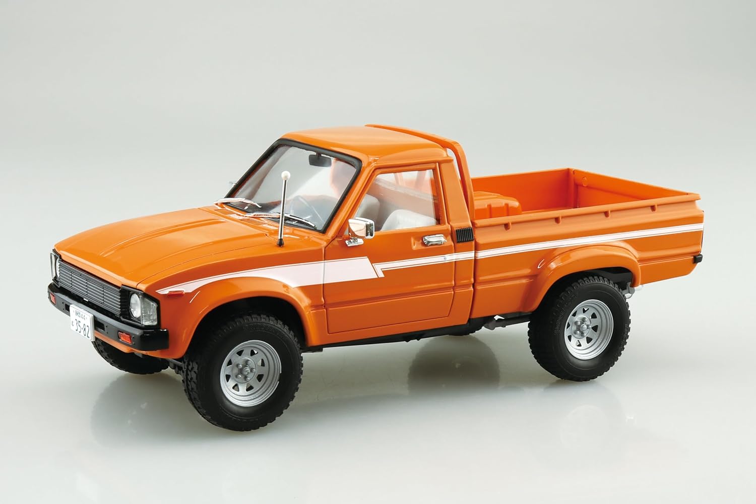 Aoshima 1/24 The Tuned Car Series No.90 RN30 Hilux Lift-up Custom '78 (Toyota) - BanzaiHobby