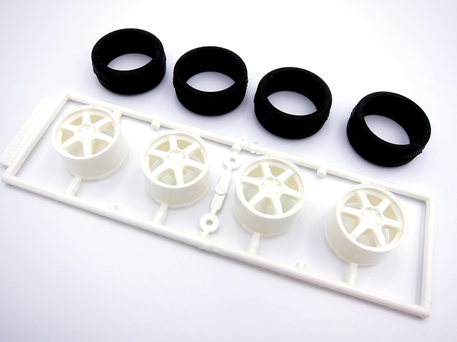 Fujimi 1/24 Wangan Midnight Series No.6 Nissan Skyline GT-R (R32) Tomoya - BanzaiHobby