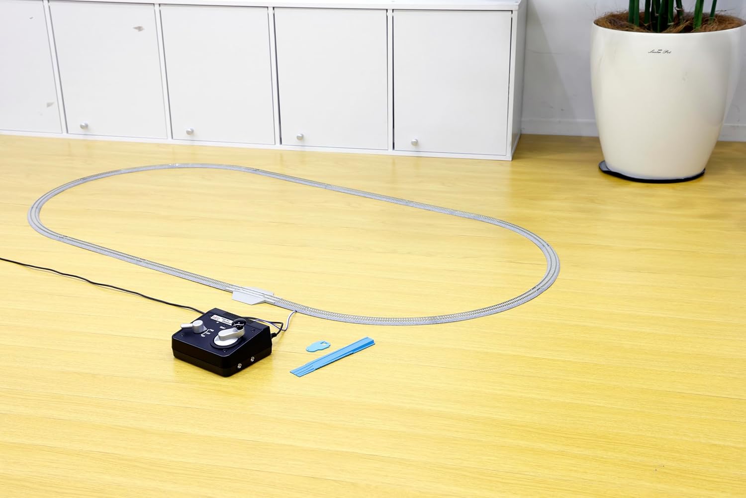 KATO 10-003 N Gauge Starter Set 315-3000 Series (4 Cars Set +UNITRACK Oval Set + Power Pack)