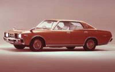 Aoshima 330CEDRIC 4Dr HT2000 SGL-E - BanzaiHobby