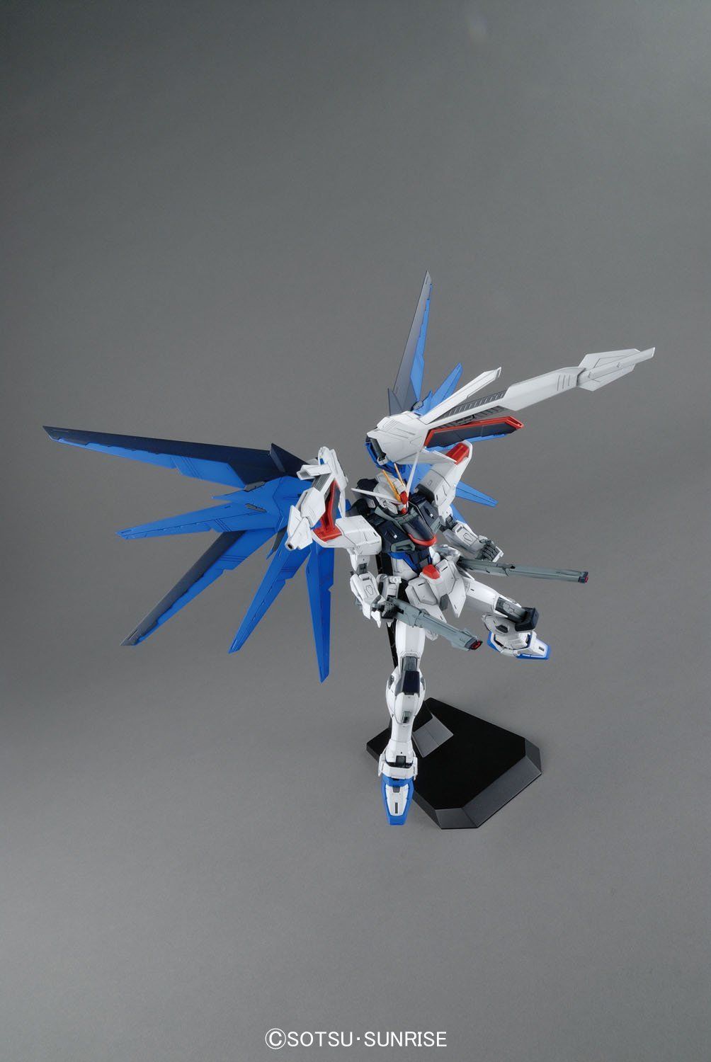 Bandai MG ZGMF-X10A FREEDOM GUNDAM Ver.2.0 - BanzaiHobby