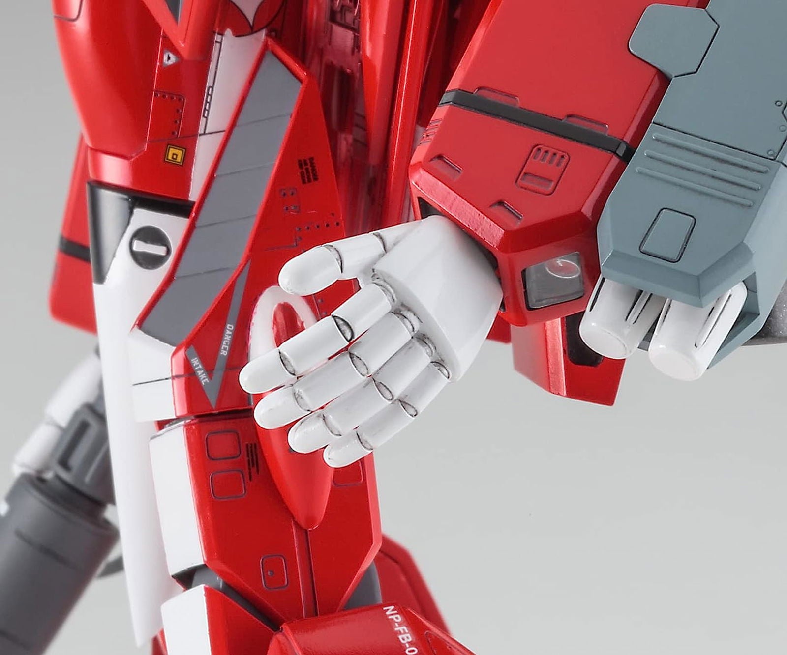 Hasegawa VF-1J Super Battloid Valkyrie `Myria` - BanzaiHobby