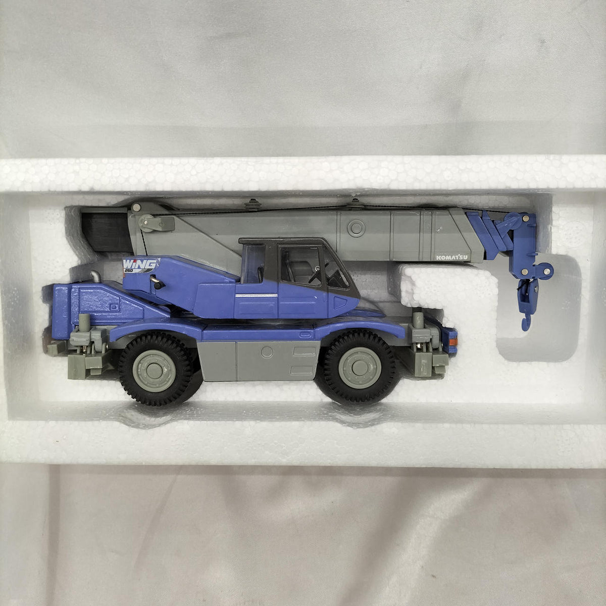 KOMATSU ROUGH TERRAIN CRANE WING 250 1/50 - Banzai Thrifting | BanzaiHobby