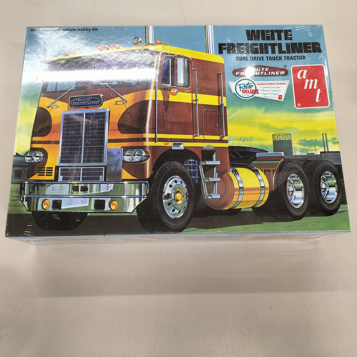 AMT Car & Truck WHITE FREIGHTLINER DUAL DRIVE