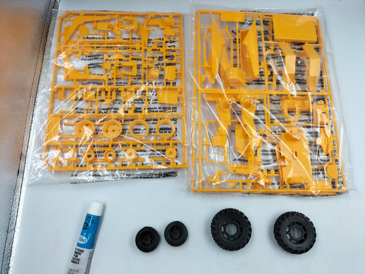 AMT ERTL 1/25 scale plastic model JOHN DEERE 310 - Banzai Thrifting | BanzaiHobby