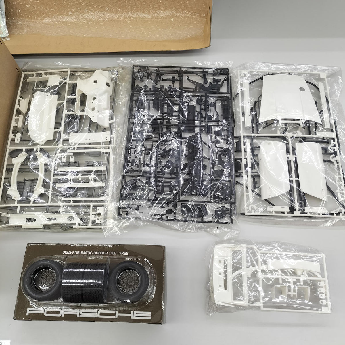 TAMIYA Porsche Turbo RSR (934 Racing) 1/12 Big Scale Model Series - Banzai Thrifting | BanzaiHobby
