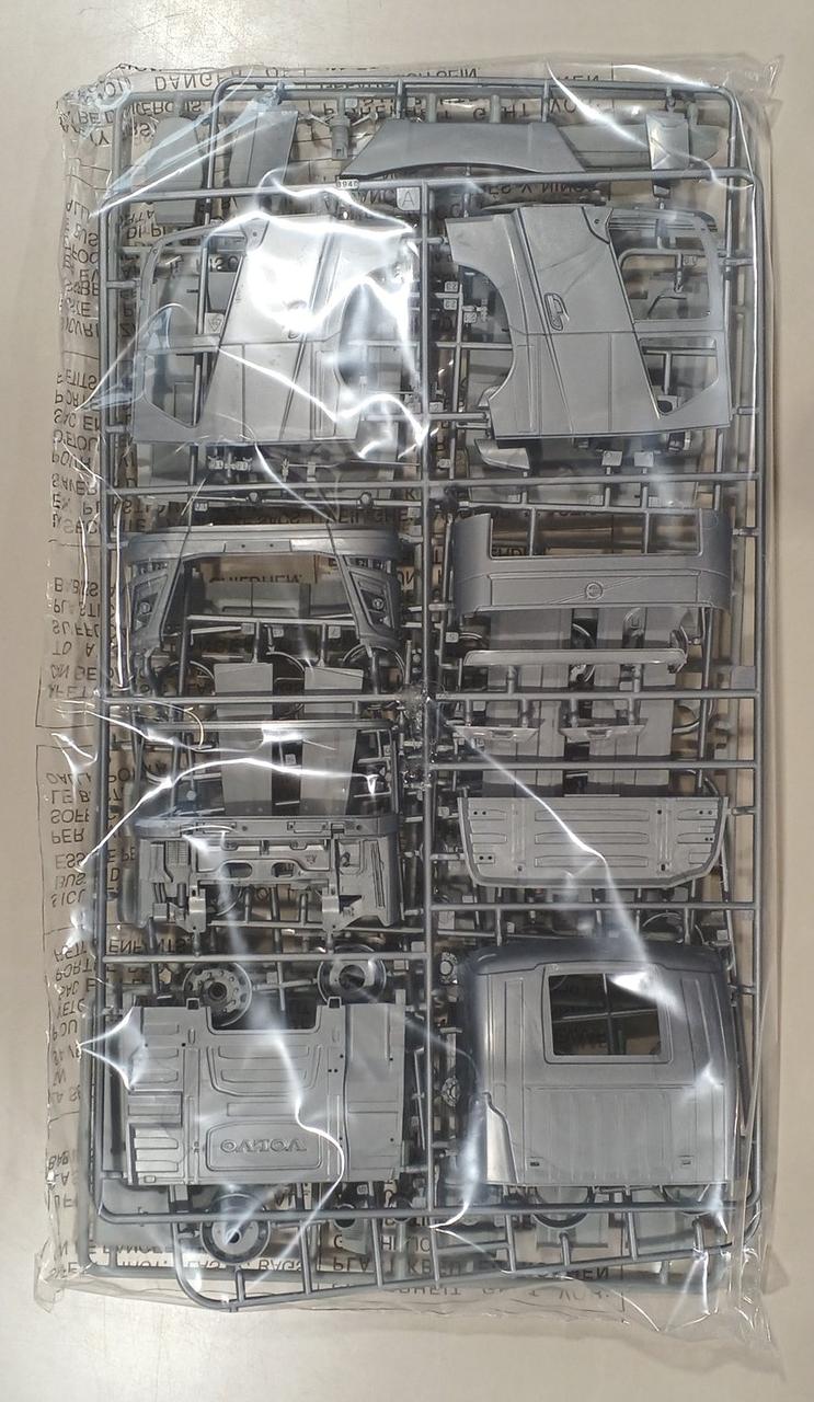 Italeri 1/24 Volvo FH4 Globe-Trotter XL - Banzai Thrifting | BanzaiHobby