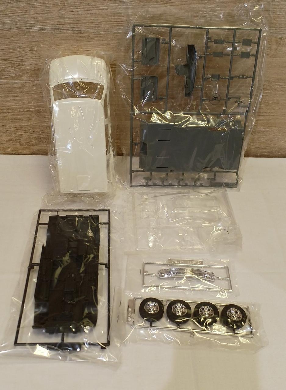 FUJIMI Chevrolet Astro LT4WD 1/24 - Banzai Thrifting | BanzaiHobby