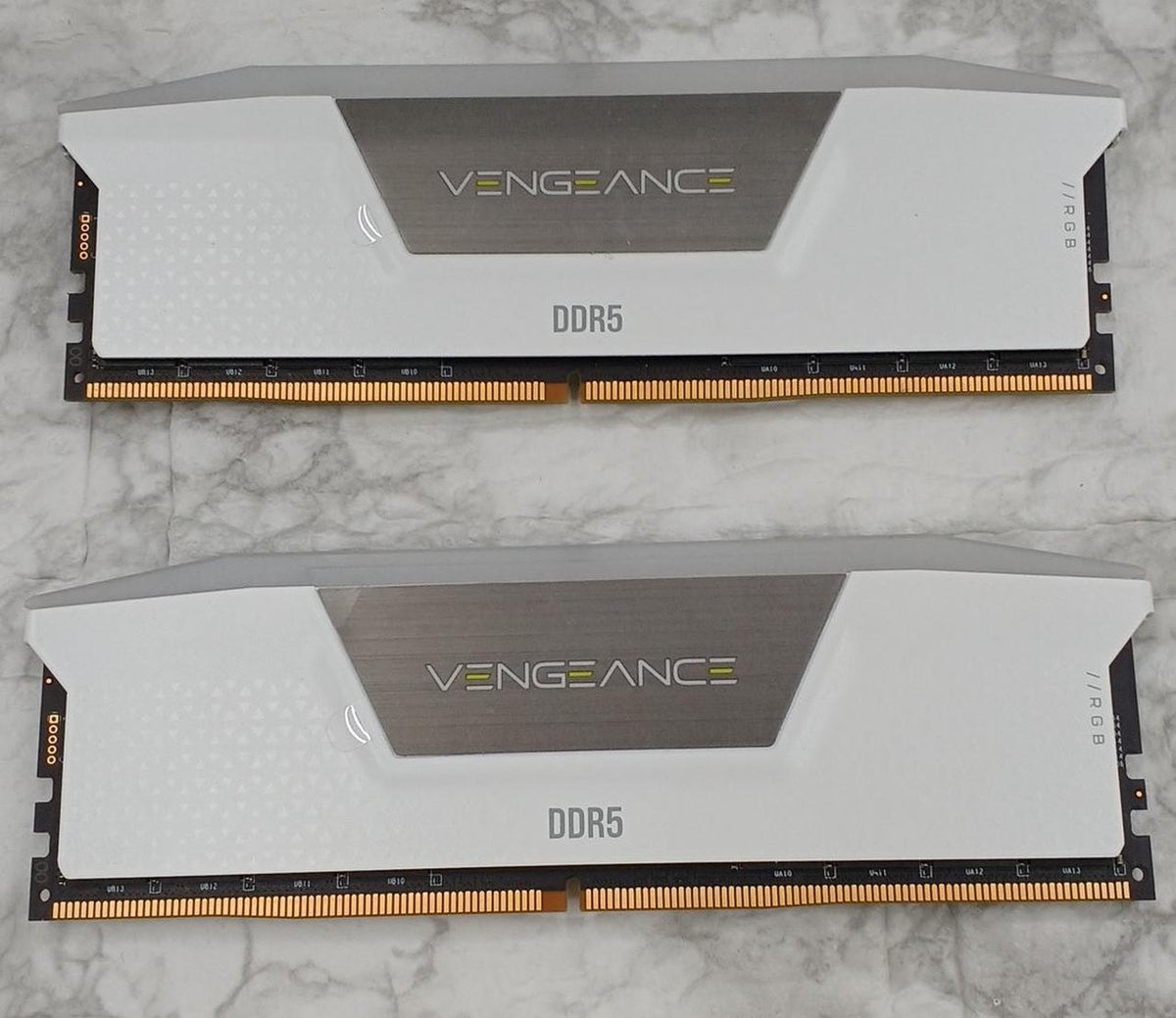 CORSAIR Memory CMH32GX5M2B6200C36W