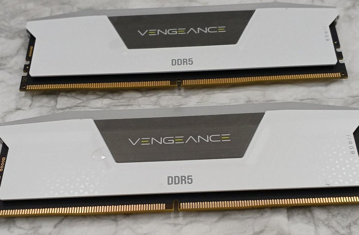 CORSAIR Memory CMH32GX5M2B6200C36W
