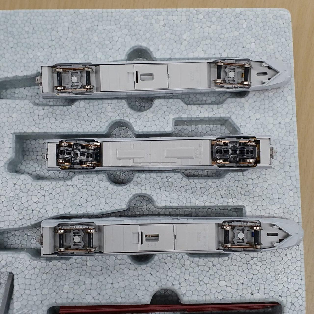 KATO E6 Series Akita Shinkansen Super Komachi 3-Car Basic Set E6 Series Akita Shinkansen Super Komachi 3-Car Basic Set - Banzai Thrifting | BanzaiHobby