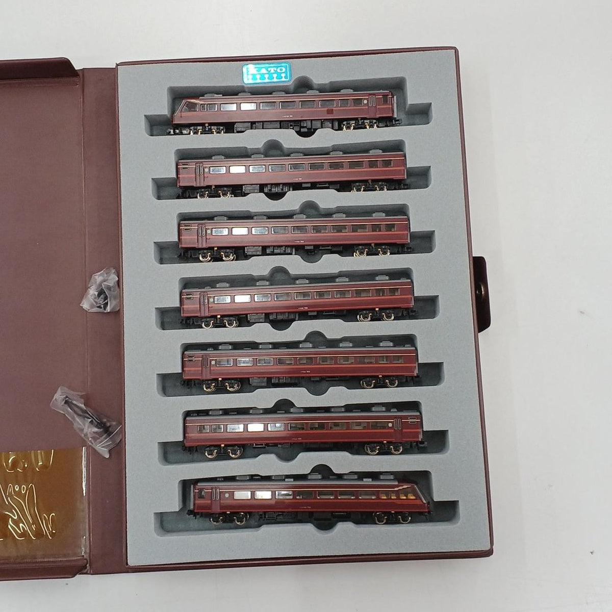 KATO N Gauge Salon Express Tokyo 7-Car Set S5026 - Banzai Thrifting | BanzaiHobby